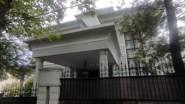 Rumah milik Rafael Alun Trisambodo di Kota Manado, terletak di Kelurahan Kleak, Kecamatan Malalayang.