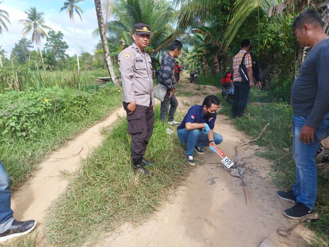 Polisi melakukan olah TKP di lokasi pembunuhan driver ojol di Sungai Rengas. Foto: Dok Hi!Pontianak