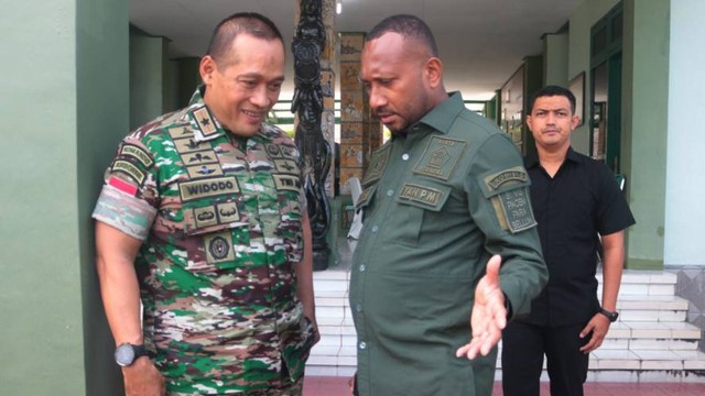 Anggota Komisi I DPR RI, Yan Mandenas bersama Danrem 173/PVB Biak Brigjen Sri Widodo dalam sebuah kesempatan. Foto: Chaarly Lopulua.