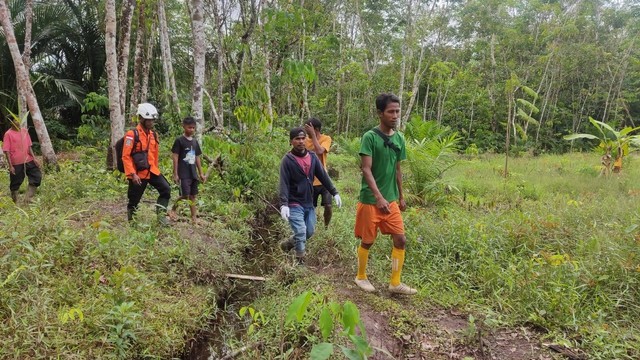 Tim SAR bersama warga dan keluarga melakukan pencarian terhadap nenek Misni. Foto: Dok Basarnas Pontianak