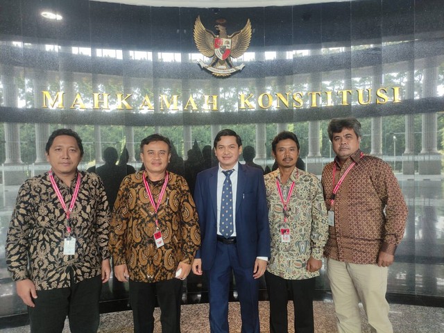 (Kiri ke kanan) Iwan Maftukhan (kuasa hukum pemohon perkara 114/PUU-XX/2022), Riyanto (pemohon perkara 114/PUU-XX/2022), Sururudin (kuasa hukum), Ibnu Rachman Jaya (pemohon), dan Nono Marijono (pemohon). Foto: Erandhi/kumparan