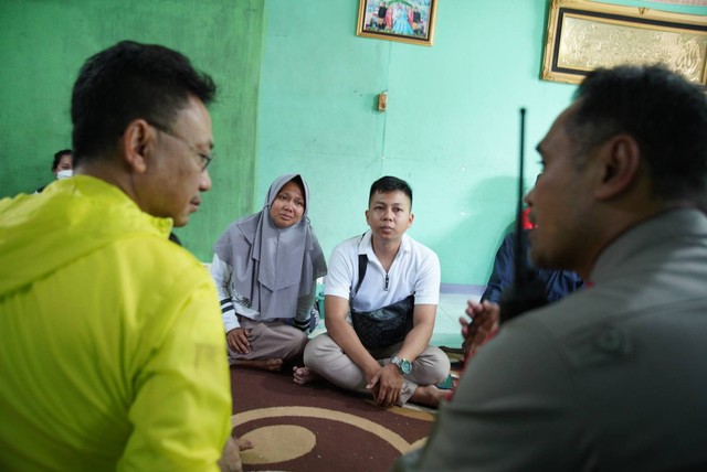 Wali Kota Pontianak Edi Rusdi Kamtono (jaket hijau) bertakziah menyampaikan belasungkawa kepada keluarga korban. Foto: Dok. Prokopim Pemkot Pontianak