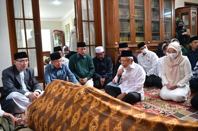 Wakil Presiden Ma'ruf Amin melayat ke rumah duka K.H Ali Yafie di Bintaro Jaya, Tangerang Selatan, Minggu (26/2). Foto: Dok. Setwapres