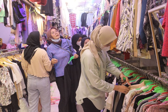 Calon pembeli memilih pakaian impor bekas di Pasar Senen, Jakarta, Minggu (26/2/2023). Foto: Iqbal Firdaus/kumparan