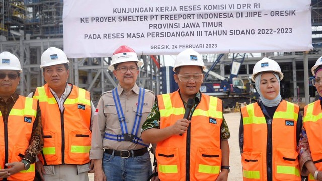 PT Freeport Indonesia (PTFI) menerima kunjungan kerja Komisi VI DPR RI di area proyek pembangunan smelter Manyar di Kawasan Ekonomi Khusus (KEK) Gresik, Jawa Timur, Jumat (24/2/2023). Foto: Freeport Indonesia
