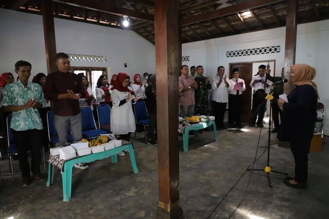 Bupati Sleman Kustini Sri Purnomo saat berdialog bersama pengurus Desa Wisata Lestari Kaliku. Foto: istimewa