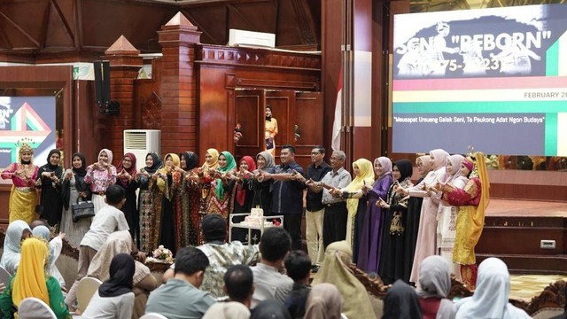 Suasana malam ulang tahun ke-48 Sanggar Cut Nyak Dhien Meuligoe Gubernur Aceh di Anjong Mon Mata, Sabtu (25/2/2023). Foto: Disbudpar Aceh