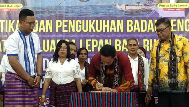 Ketua Ikatan Keluarga Flobamora Kota Sorong Martinus Lende Mere menandatangani berita acara pelantikan, foto: Yanti/BalleoNEWS