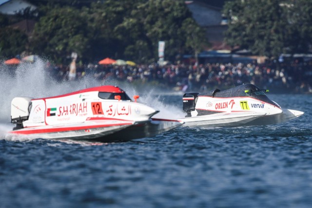 Pebalap tim Stromoy Racing  Bartek Marszalek )kanan) memacu kecepatan perahu motornya dalam balap sesi pertama pada putaran pertama Kejuaraan Dunia Perahu Motor F1 Powerboat (F1H2O) 2023 di Danau Toba, Balige, Sumatra Utara, Minggu (26/2/2023).  Foto: M Risyal Hidayat/ANTARA FOTO