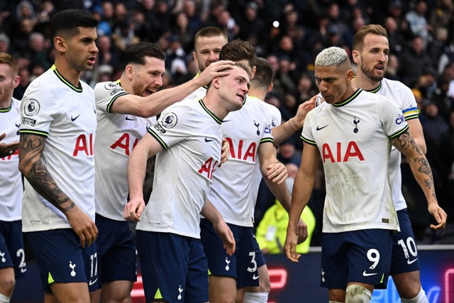 Selebrasi pemain Tottenham Hotspur Oliver Skipp usai mencetak gol ke gawang Chelsea pada pertandingan lanjutan Liga Inggris di Stadion Tottenham Hotspur, London, Inggris, Minggu (26/2/2023).  Foto: Dylan Martinez/REUTERS