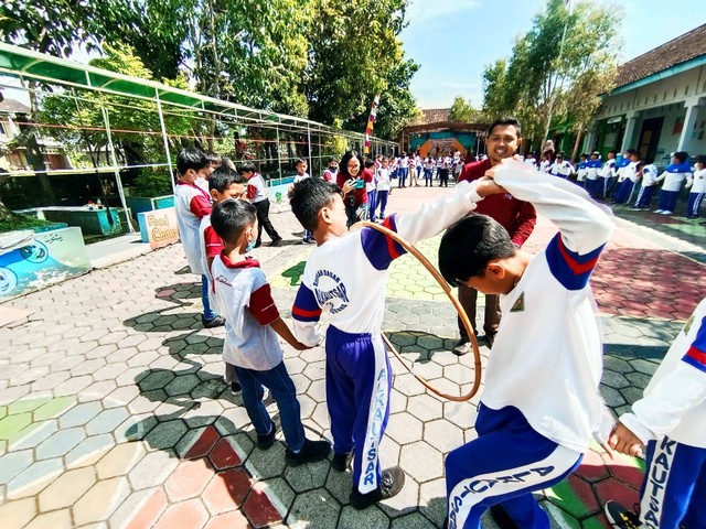 Anak-anak SD Alkautsar Temanggung sedang beraktivitas bersama dengan anak-anak SD Pangudi Utami Temanggung. Aktivitas ini adalah sebuah upaya membangun percaya diri anak sekaligus menciptakan ekosistem sekolah yang menyenangkan. (Foto: pribadi).