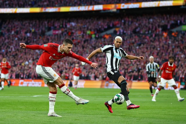 Pemain Manchester United Diogo Dalot menendang bola ke arah gawang Newcastle United pada pertandingan final Piala Liga Inggris di Stadion Wembley, London, Inggris, Minggu (26/2/2023).  Foto: Hannah McKay/REUTERS