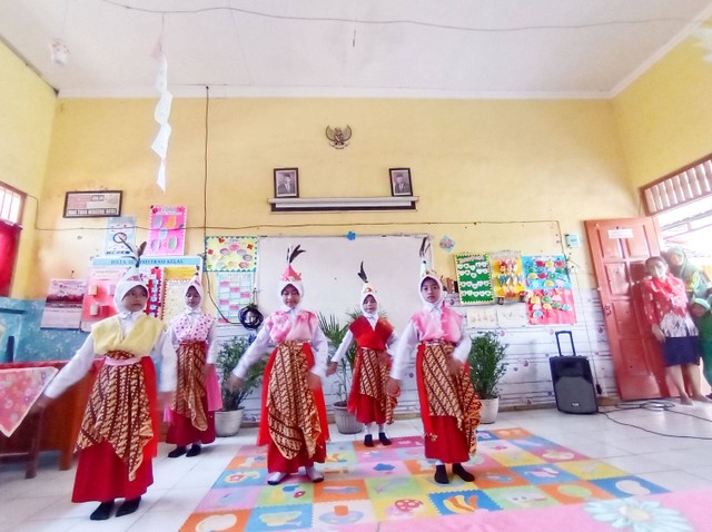 Menumbuhkembangkan keberanian dan percaya diri dilakukan guru-guru SD Trimulyo 02 Semarang dengan kegiatan seni tari (Foto: pribadi).