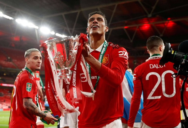 Pemain Manchester United Raphael Varane merayakan kemenangan usai final Piala Carabao di Stadion Wembley, London, Inggris. Foto: John Sibley/Reuters