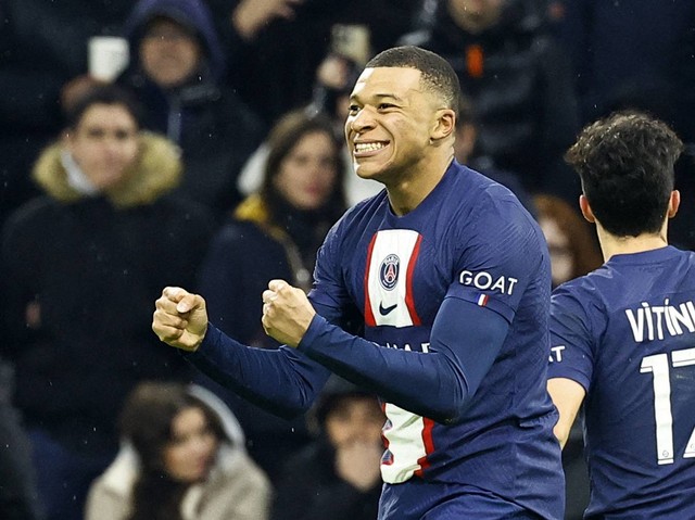 Kylian Mbappe dari Paris St Germain merayakan gol ketiga saat pertandingan di Orange Velodrome, Marseille, Prancis. Foto: Eric Gaillard/Reuters