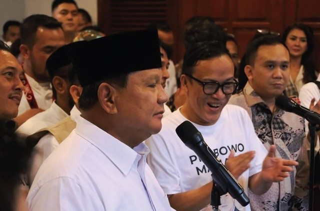 Loyalis Jokowi Mulai Beralih ke Prabowo, Ganjar Masih Tunggu Kepastian