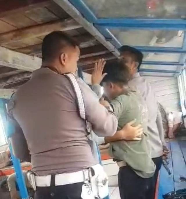 Polisi menangkap pria diduga pelaku pembunuhan driver ojol di Sungai Rengas. Foto: Dok. Istimewa