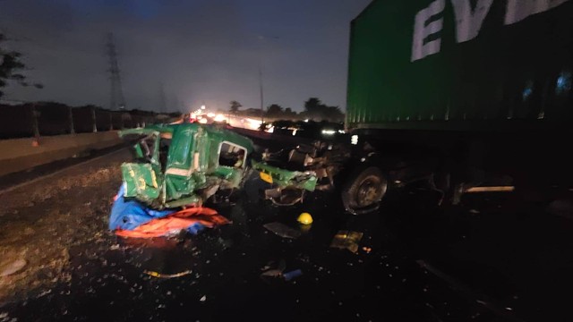 Kecelakaan Truk Kontainer Di Tol Ancol Arah Priok Diduga Karena Sopir ...