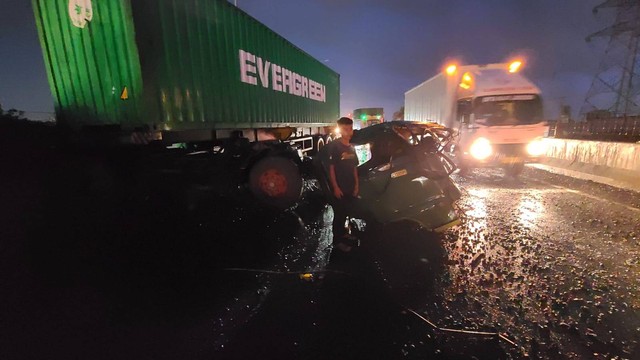 Kecelakaan truk di Tol Ancol arah Priok, Jakarta, Senin (27/2/2023) malam. Foto: Dok. Istimewa