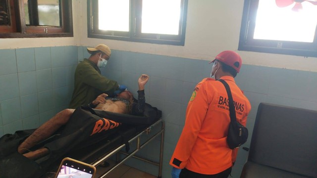 Mayat laki-laki yang ditemukan Basarnas saat pencarian korban hilang dan dibawa ke Rumah Sakit Mobja