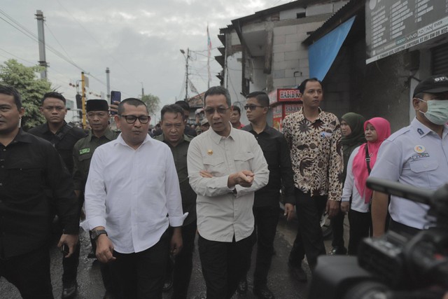 Pj Gubernur DKI Jakarta, Heru Budi Hartono melakukan tinjauan ke lokasi kemacetan di Jakarta Barat pada Senin (27/2/2023). Foto: Jamal Ramadhan/kumparan