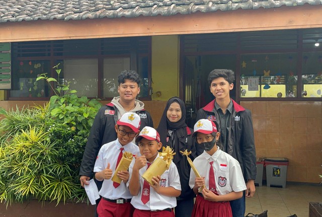 Mahasiswa UMM Melakukan Pembagian Hadiah Classmeet saat Penutupan PMM. Sumber Gambar: Dokumentasi Pribadi