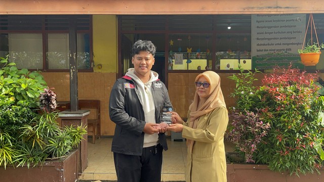 Koordinator Kelompok 87 Gelombang 13 Melakukan Foto Bersama saat Penyerahan Cinderamata dengan Ibu Kepala Sekolah. Sumber Gambar: Dokumentasi Pribadi