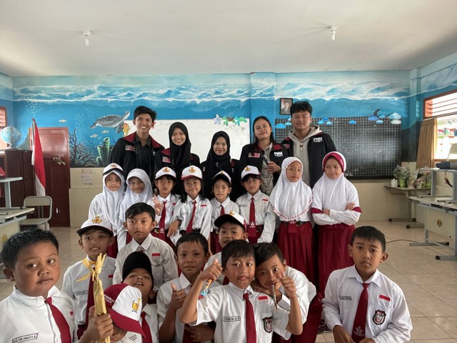 Mahasiswa UMM Melakukan Foto Bersama Siswa-siswi Kelas 2 SDN Torongrejo 01. Sumber Gambar: Dokumentasi Pribadi