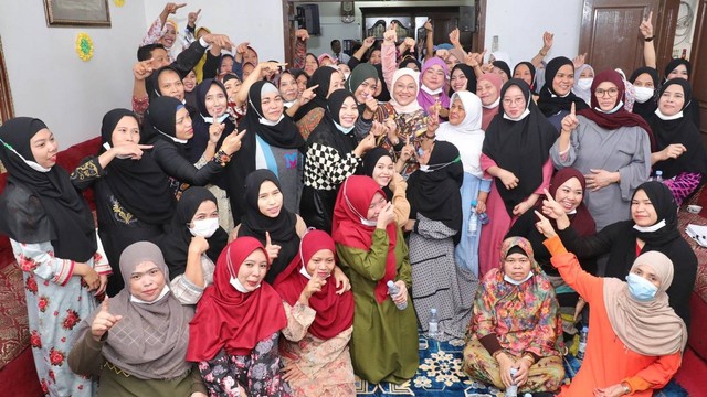 Menaker Ida Fauziyah bertemu sejumlah Pekerja Migran Indonesia (PMI) di Shelter Ruhama Ummul Hamam KBRI Riyadh, Arab Saudi, pada Minggu (26/2/2023). Foto: Kemnaker