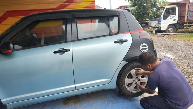 Tim Rupbasan Mojokerto Ganti Ban Kempes Pemeliharaan Perawatan Barang Bukti (Foto:HumasRupMoker)
