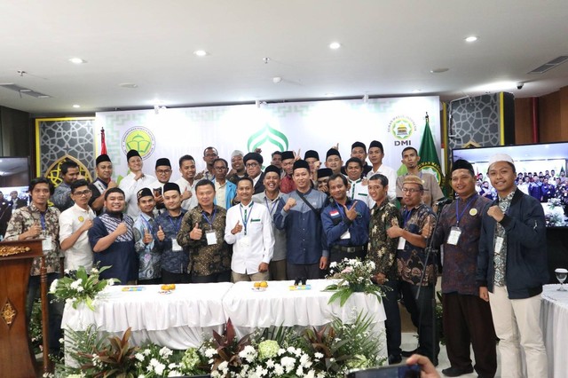 Sumber: PRIMA DMI. Foto Bersama Usai Pembukaan Muktamar II PRIMA DMI, Jumat (17/2) malam, di Gedung DMI Pusat Lantai 4, Jakarta.