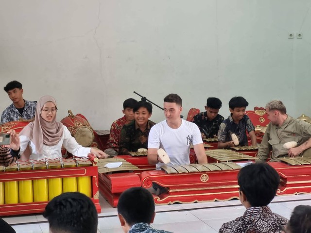 Dua turis asing belajar bermain gamelan bersama siswa SMP Alkautsar Temanggung