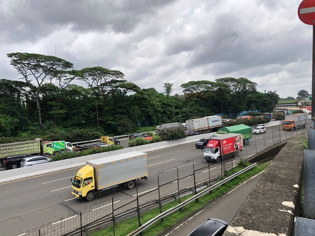 Kemacetan terjadi di jalan tol Jakarta-Tangerang di kawasan Serpong, Senin (27/2) sejak pagi hari. Foto: Melly Meiliani/kumparan