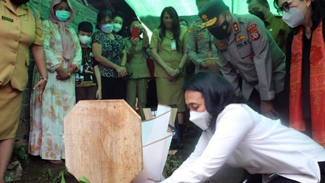 Menteri Pemberdayaan Perempuan dan Perlindungan Anak, Bintang Puspayoga saat berkunjung ke makam Icha, anak yang dicabuli lalu meninggal dunia.