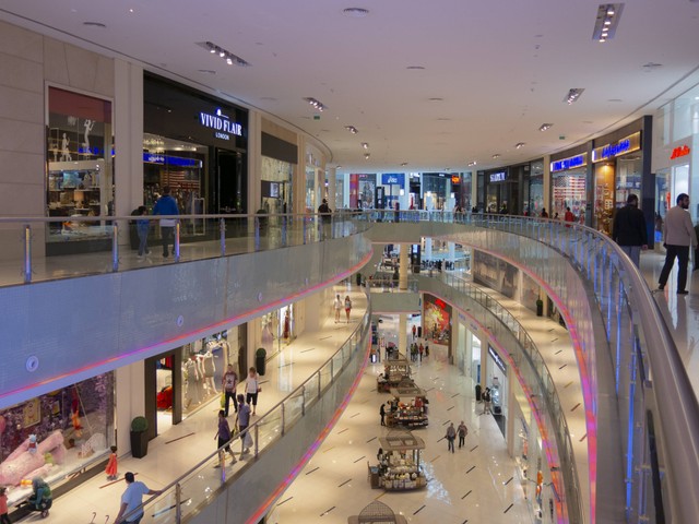 Mall dekat DBS Bank Tower cocok untuk hangout. Foto sebagai ilustrasi. Foto: Unsplash/mostafa meraji.