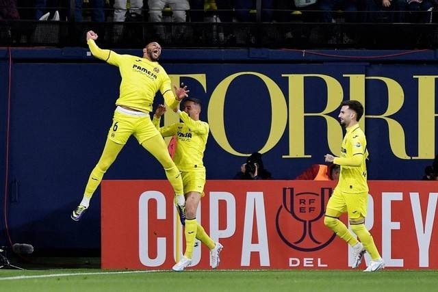 Selebrasi pemain Villarreal usai mencetak gol ke gawang Real Madrid pada pertandingan 16 besar Copa del Rey di Stadion El Madrigal, Villarreal, Spanyol, Kamis (19/1/2023).  Foto: Pablo Morano/REUTERS