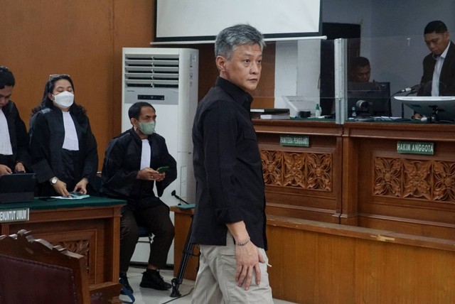 Terdakwa kasus "Obstruction of Justice" pada kasus pembunuhan Brigadir Yosua, Hendra Kurniawan saat akan menjalani sidang vonis di Pengadilan Negeri Jakarta Selatan, Senin (27/2/2023). Foto: Iqbal Firdaus/kumparan