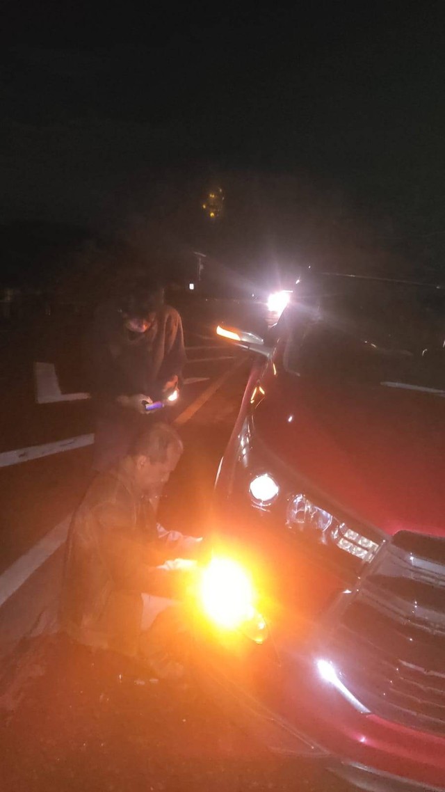 Proses ganti ban mobil yang mengalami pecah ban di jalan tol Trans Jawa.  Foto: Aditya Pratama Niagara/kumparan