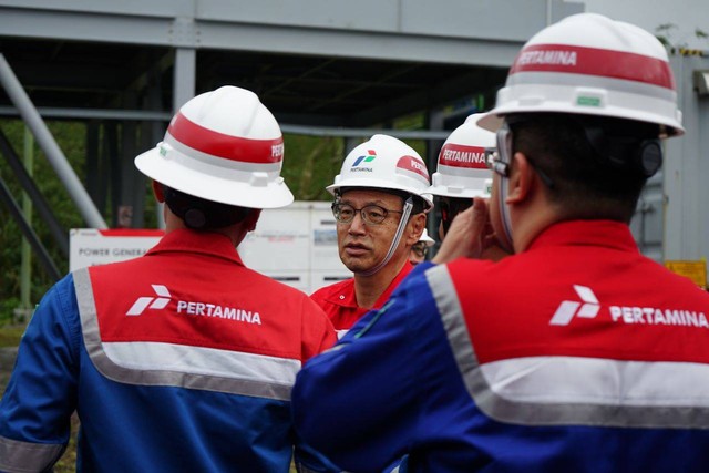 Duta Besar Jepang untuk Indonesia, Kanasugi Kenji, mengunjungi area Lahendong PGE, bahas studi pengembangan hidrogen energi, Minggu (26/2/2023) di Kantor PGE Area Lahendong di Kota Tomohon, Sulawesi Utara. Foto: Dok. PGE