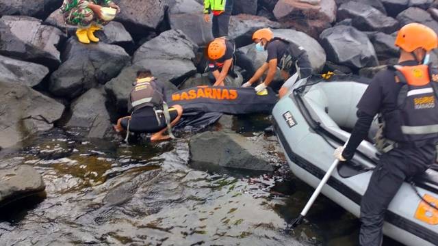 Basarnas menemukan jenazah ABK kapal Tugboat yang tenggelam usai kapal kecil yang ditumpanginya terbalik dihantam ombak di pantai Moinit, Minahasa Selatan.