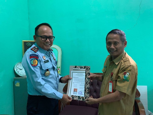 Penerimaan sertifikat laik higienis dari Kadis Kesehatan Majene kepada Karutan Majene, Sumber : Humas Rutan Majene.