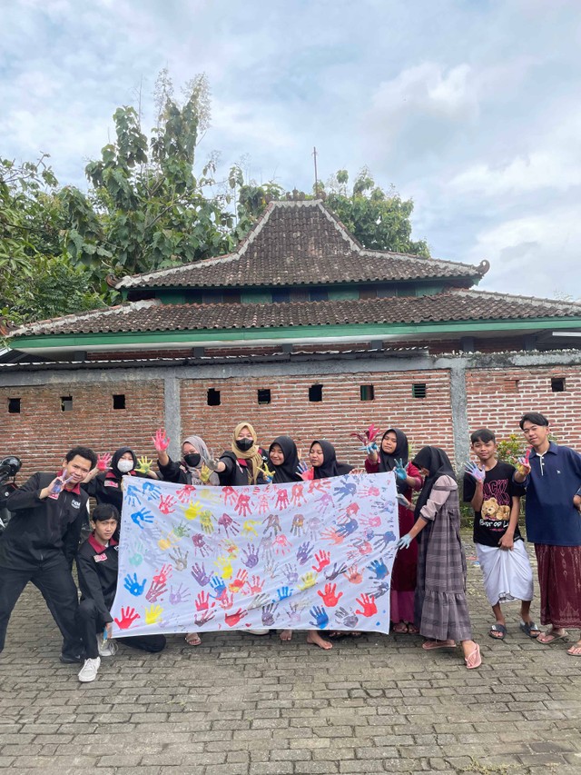 Anggota PMM Gelombang 12 Kelompok 16 Dengan Anak-Anak Panti Asuhan Akhlakul Karimah