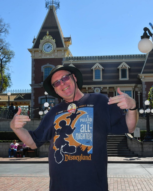 Kakek 50 tahun sambangi Disneyland berturut-turut. Foto: Instagram/@disney366_