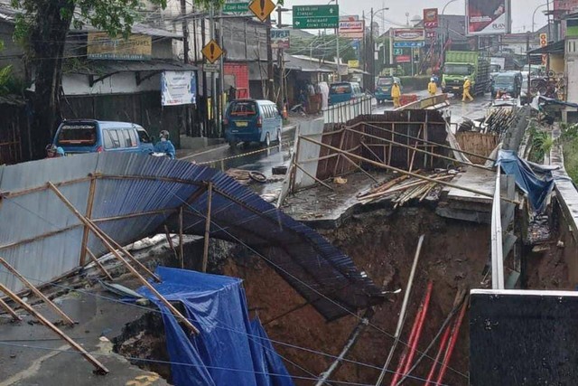 Jalan yang amblas pada Senin (27/2/2023). Foto: Dok. Istimewa