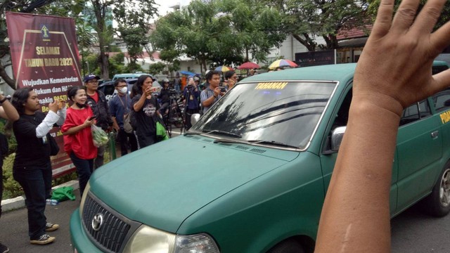 Mobil tahanan yang membawa Richard Eliezer tiba di Lapas Salemba, Senin (27/2).  Foto: Ananta Erlangga/kumparan