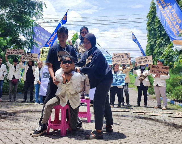 Buntut Pembekuan Acta Surya, Mahasiswa Stikosa AWS Demo Sampaikan 5 Tuntutan