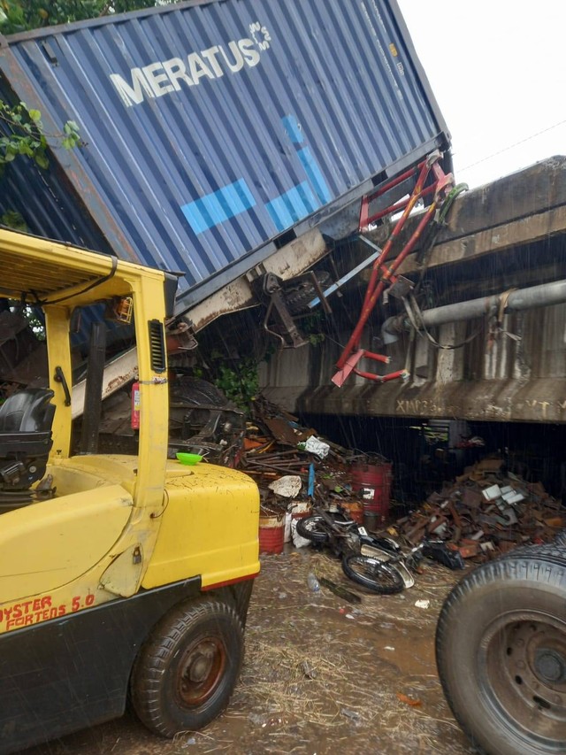 Truk kontainer yang terjun dari flyover. Foto: Dok. Istimewa