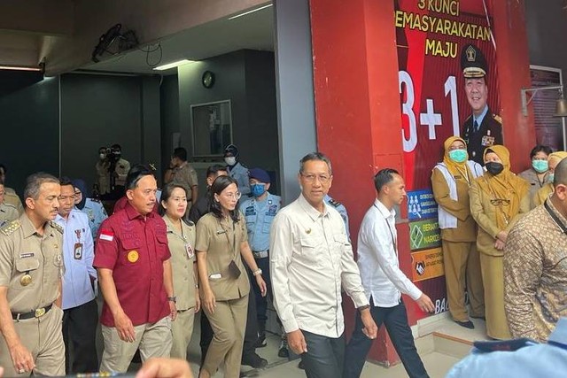 Pj Gubernur DKI Jakarta Heru Budi Hartono melakukan peninjauan ke Rutan Pondok Bambu, Jakarta Timur, Senin (27/2).  Foto: Haya Syahira/kumparan