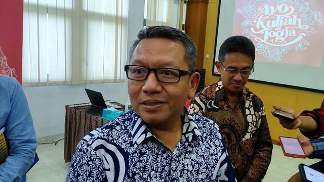 Rektor UII Prof Fathul Wahid ditemui di LLDikti Wilayah V, Yogyakarta, Senin (27/2/2023). Foto: Arfiansyah Panji Purnandaru/kumparan