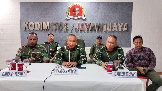 Pangdam XVII/Cenderawasih, Mayjen TNI Muhammad Saleh Mustafa (tengah) saat keterangan pers pasca ricuh Wamena. Foto: Pendam Cenderawasih.  
